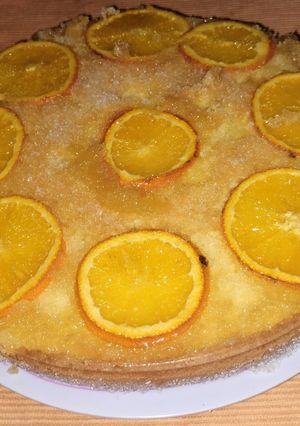 Una foto de Torta invertida de naranja simple