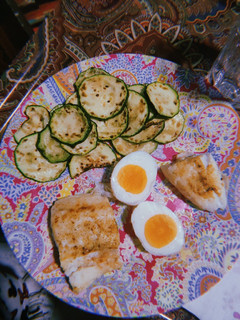 Una foto de Cena sencilla y sana: merluza con huevo y calabacín a la plancha