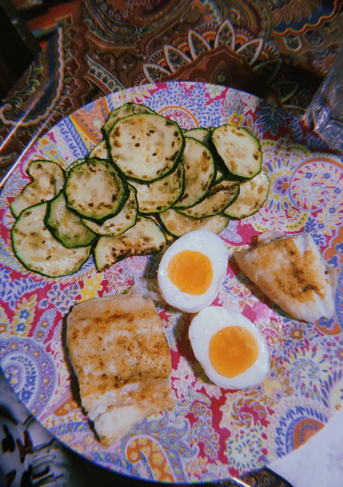 Una foto de Cena sencilla y sana: merluza con huevo y calabacín a la plancha