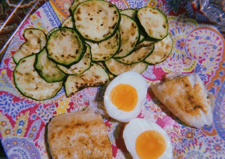 Cena sencilla y sana: merluza con huevo y calabacín a la plancha