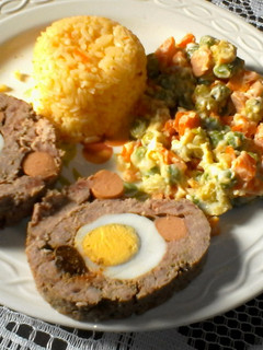 Una foto de Rollo de carne con ensalada de verduras