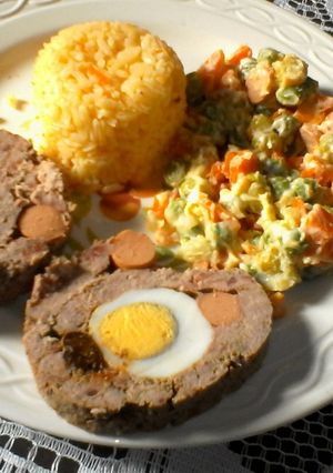 Una foto de Rollo de carne con ensalada de verduras