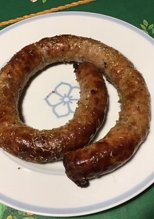 Une photo de Maxi saucisse artisanale marinée ail,citron et romarin grillée au four