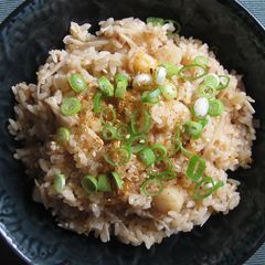 Scallops Enoki Takikomi Gohan A picture of Scallops Enoki Takikomi Gohan.