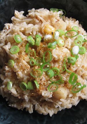 A picture of Scallops Enoki Takikomi Gohan.