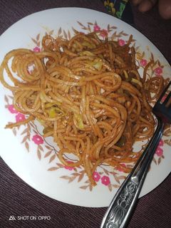 વેજીટેબલ હક્કા નુડલ્સ(Vegetable hakka Noodles Recipe in Gujarati) રેસીપી મુખ્ય ફોટો