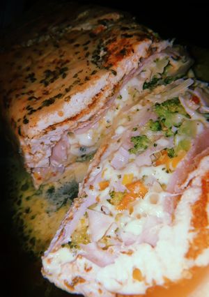 Una foto de Pollo con relleno de Brócoli, Jamón y Queso