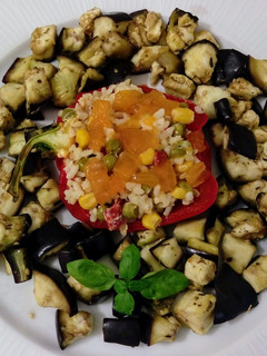 Una foto de Pimientos rellenos de arroz tres delicias con caqui y berenjenas al vapor con hierbas provenzales