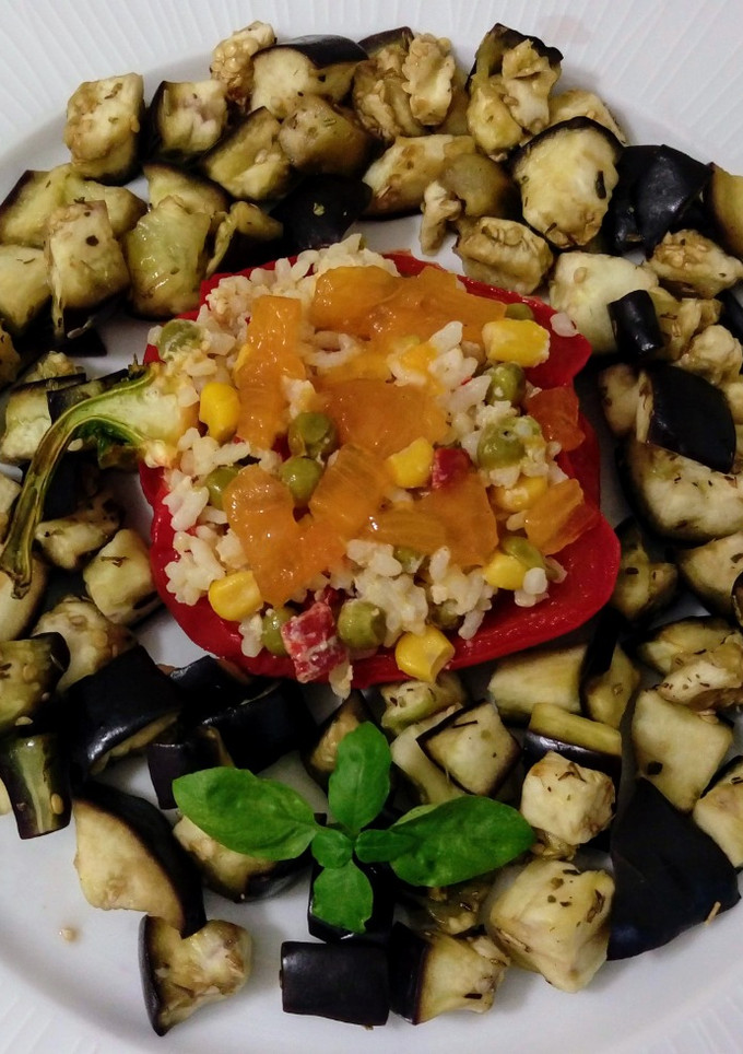 Una foto de Pimientos rellenos de arroz tres delicias con caqui y berenjenas al vapor con hierbas provenzales