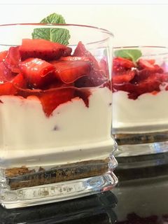 Una foto de Vasos de mascarpone y fresas