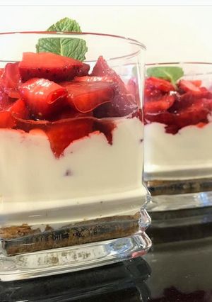 Una foto de Vasos de mascarpone y fresas