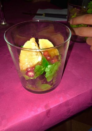 Una foto de Brotes verdes tiernos con naranja, granada y vinagreta