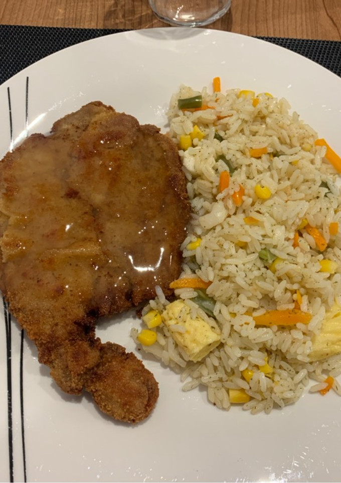 Una foto de Carne rebozada con salsa de limón