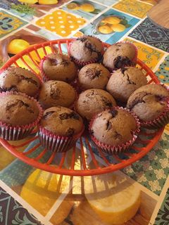 Kakaós muffin eperrel és csokidarabokkal recept fotója