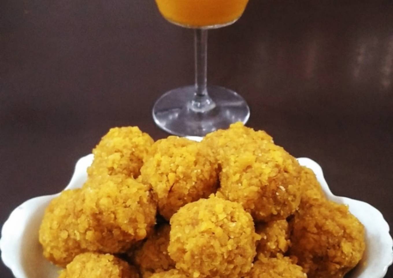Aam ki puri ke laddoo