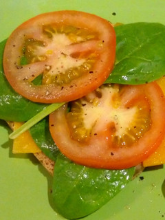 Una foto de Tostada de tomate y espinacas