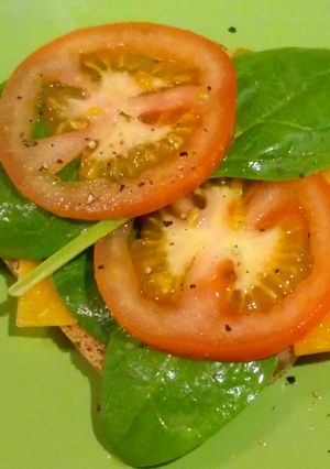 Una foto de Tostada de tomate y espinacas