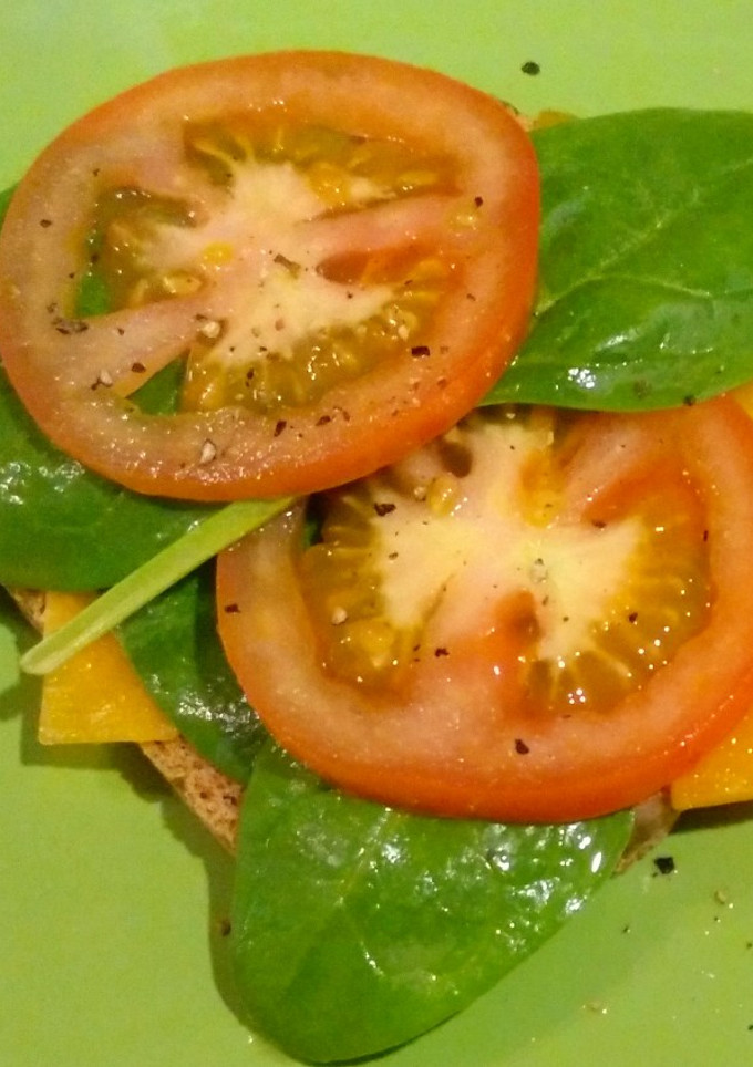 Una foto de Tostada de tomate y espinacas