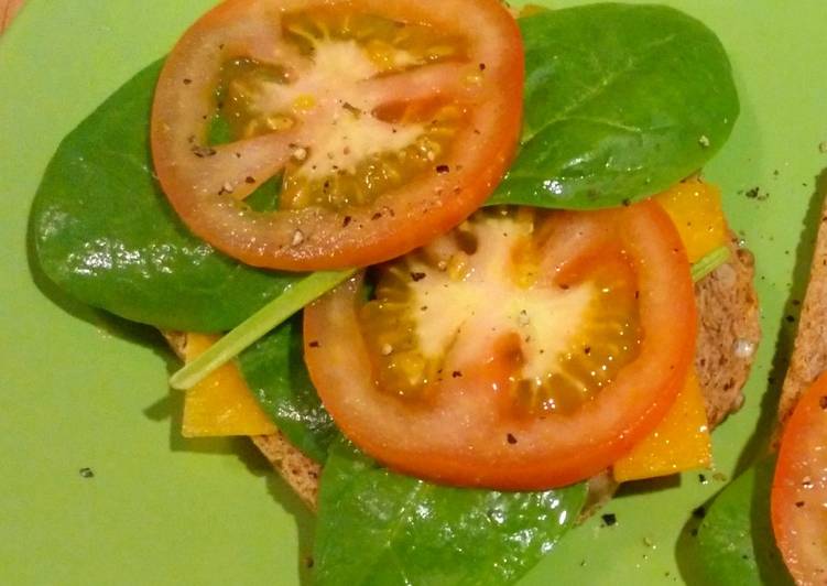 Tostada de tomate y espinacas