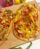 Cocas de pimiento con pollo y mojo picón