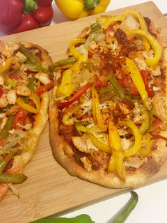 Una foto de Cocas de pimiento con pollo y mojo picón