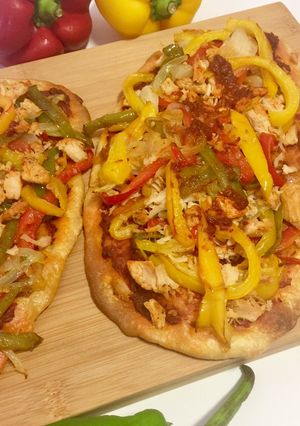 Una foto de Cocas de pimiento con pollo y mojo picón
