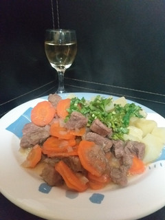 Una foto de Guiso de carne posta a la olla