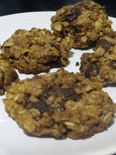 Una foto de Cookies de avena con jengibre y pepitas de chcolate