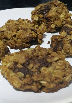 Una foto de Cookies de avena con jengibre y pepitas de chcolate
