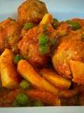 Albóndigas con sepia y guisantes