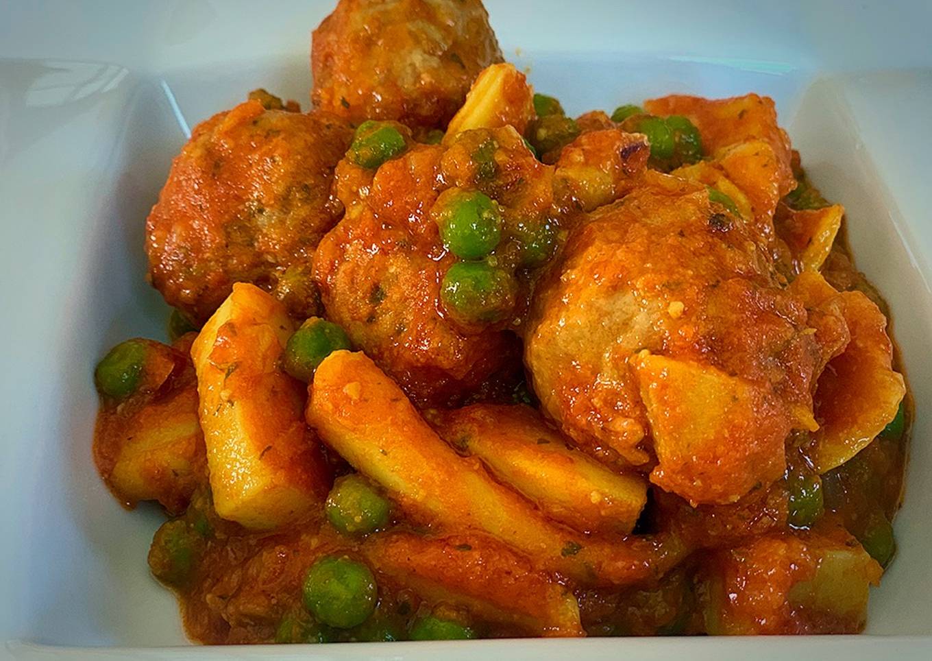 Albóndigas con sepia y guisantes