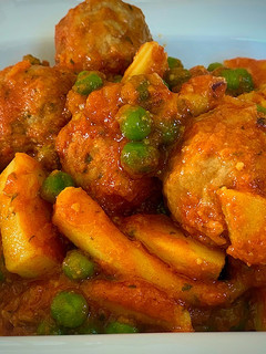 Una foto de Albóndigas con sepia y guisantes