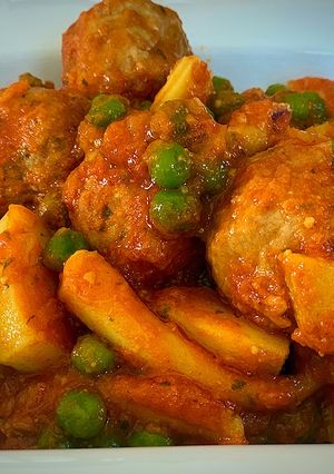 Una foto de Albóndigas con sepia y guisantes