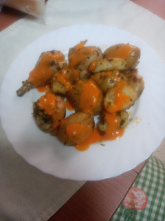 Una foto de Contramuslo de pollo cocido y asado con papas y mojo