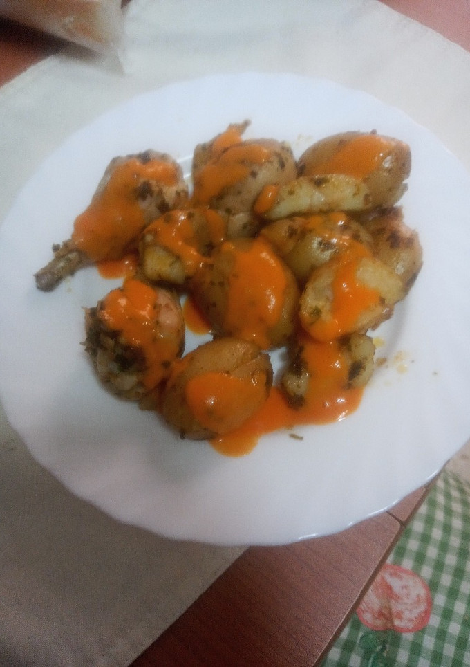 Una foto de Contramuslo de pollo cocido y asado con papas y mojo