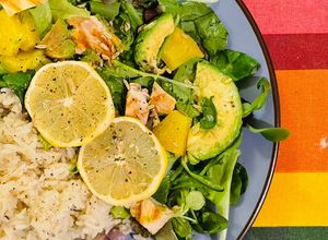 Foto di Petto di pollo con ananas e avocado