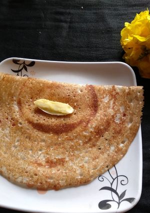 A picture of Davangere benne dosa / davangere butter dosa.