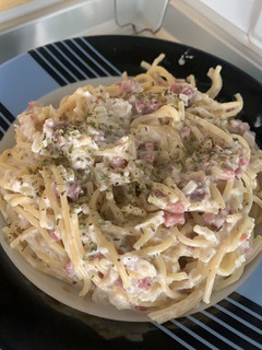 Una foto de Espaguetis carbonara con jamón serrano 🍝🤤