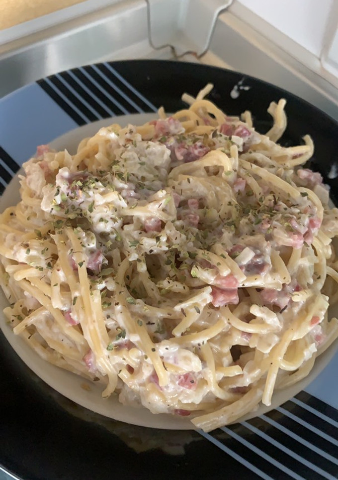 Una foto de Espaguetis carbonara con jamón serrano 🍝🤤