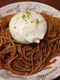 Pasta con Ajo Negro y Burrata