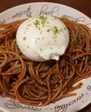 Pasta con Ajo Negro y Burrata