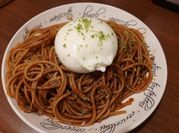 Una foto de pasta de ajo negro