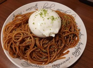Una foto de Pasta con Ajo Negro y Burrata