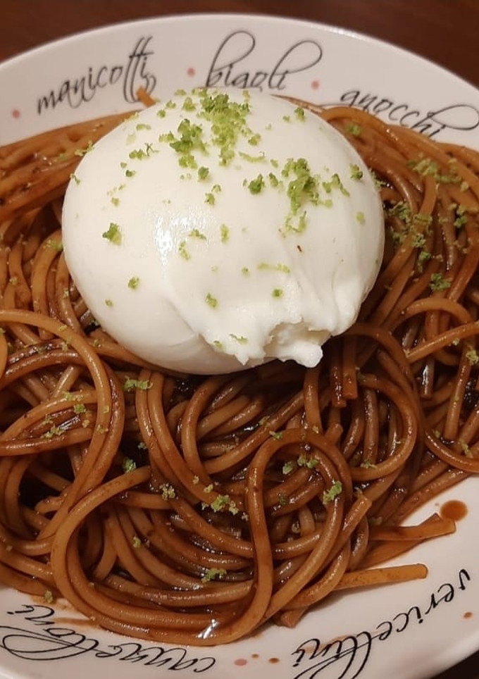 Una foto de Pasta con Ajo Negro y Burrata