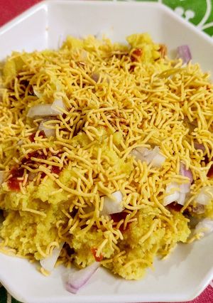 સેઝવાન સુરતી લોચો (Schezawan Surati Locho Recipe In Gujarati) રેસીપી મુખ્ય ફોટો