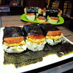 A picture of Spam Musubi.