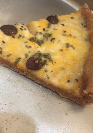 صورة لوصفة عجينة سمرا بالاجبان الثلاثة