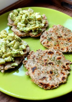 O poză a rețetei Pâinici naan cu iaurt, făină integrală și salată de avocado.