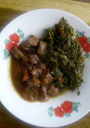 A picture of Stewed liver and vegetables.