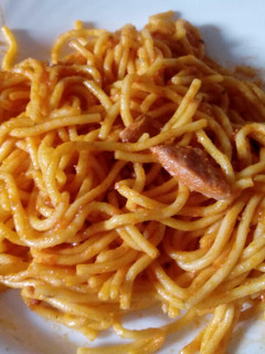 Una foto de Espaguetis con mortadela picante hallal